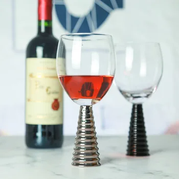 Amerikietiško stiliaus modelis kambarį puošia raudono vyno, šampano taurės, valgomojo stalas, stalo, goblet, juoda sriegiu optikos taurė Nuotrauka 0