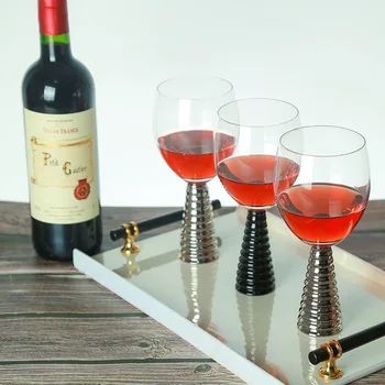 Amerikietiško stiliaus modelis kambarį puošia raudono vyno, šampano taurės, valgomojo stalas, stalo, goblet, juoda sriegiu optikos taurė Nuotrauka 1