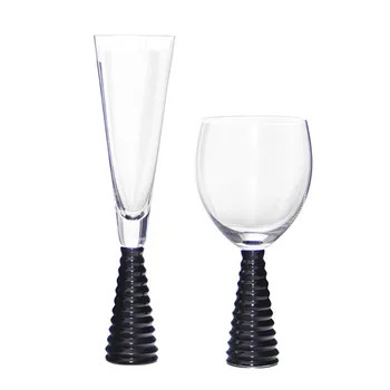 Amerikietiško stiliaus modelis kambarį puošia raudono vyno, šampano taurės, valgomojo stalas, stalo, goblet, juoda sriegiu optikos taurė Nuotrauka 4